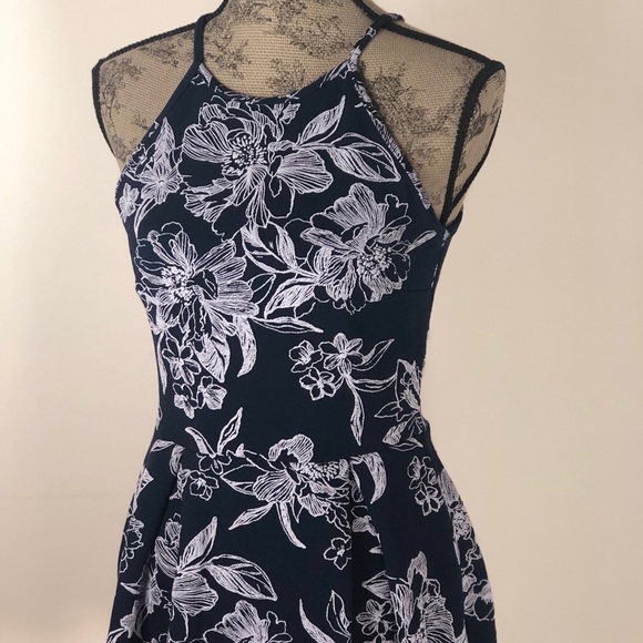 Blue and White Floral Dress - Picture 4 of 8